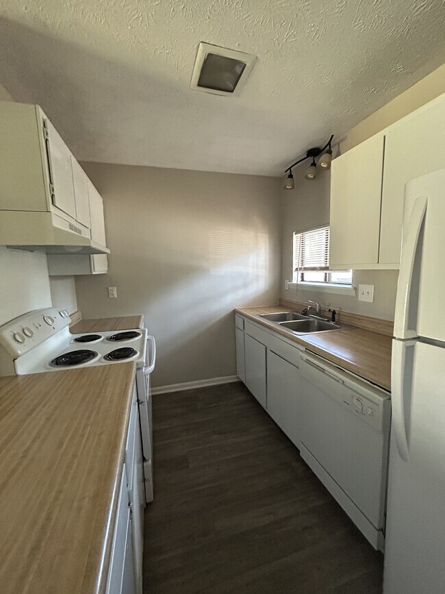 Photo - 811 Applewood Ln