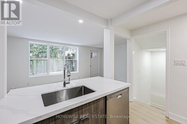 Photo - 100 Liberty St N