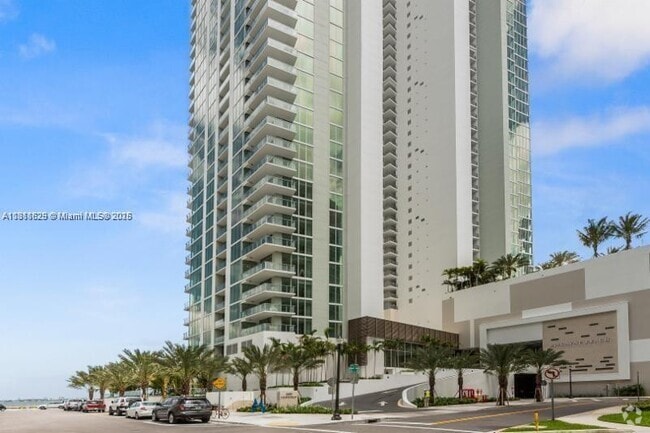 Building Photo - 2900 NE 7th Ave Unit 3902 Rental