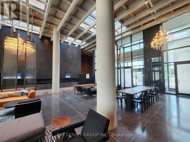 Photo - 8 Interchange Wy Unité 3009