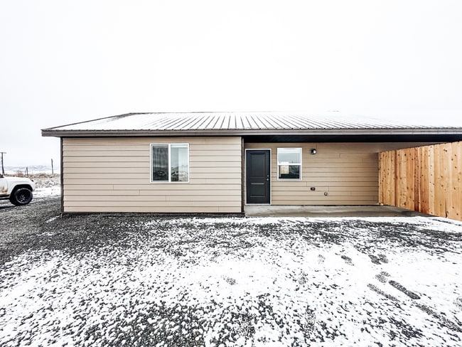 Building Photo - Newer Duplex for Rent Between Twin Bridges and Sheridan! Unit 1