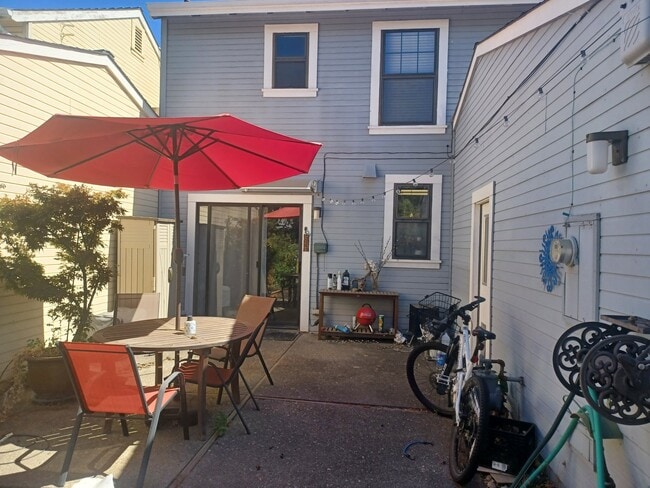 Building Photo - 2414 Amapola Dr