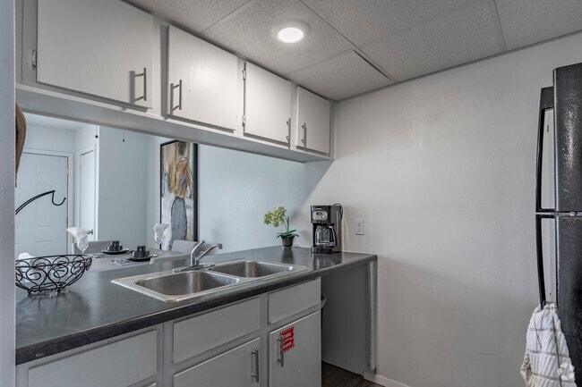 1BR, 1BA - 608 SF
