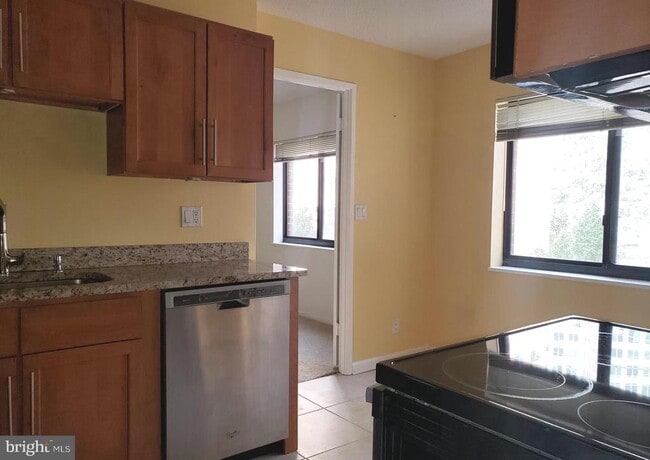 Photo - 1600 N Oak St Unit 206