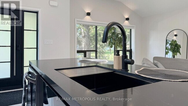 Photo - 640 Lansdowne Dr