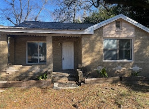 Building Photo - 902 Mercedes St