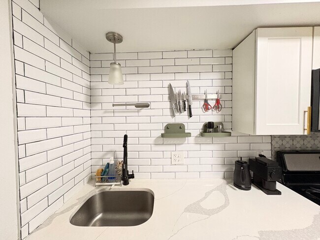 Photo - 5737 Hobart St