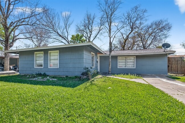 Building Photo - 6022 Lyndhurst Dr