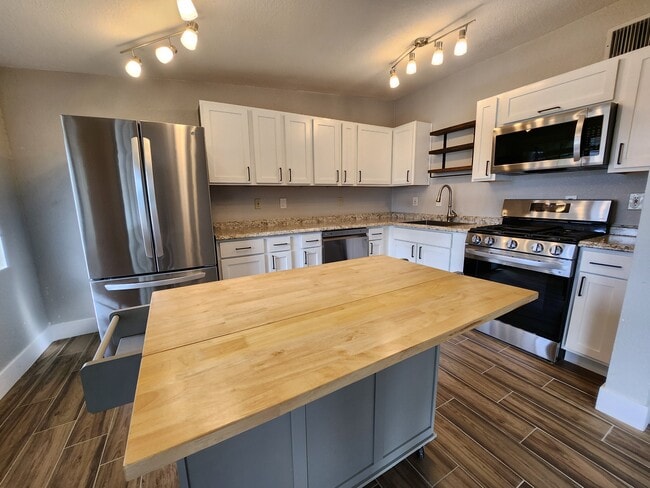 Kitchen - 1405 S Farmer Ave Unit House