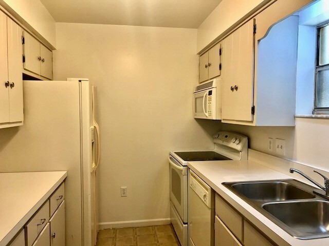 Photo - 1/1 WITH BALCONY - CLOSE TO SHOPPING/COLLEGES/BEACHES