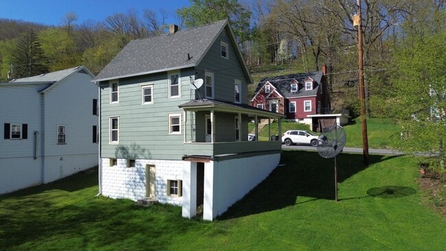 Photo - 349 E 5th St