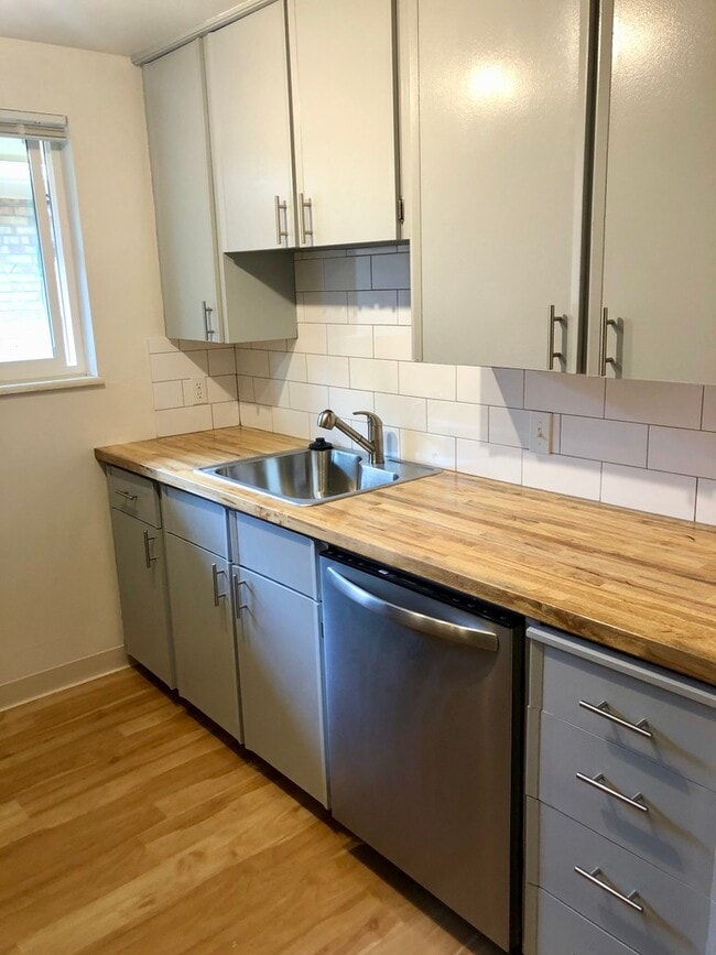 Photo - 713 Collyer St Unit E
