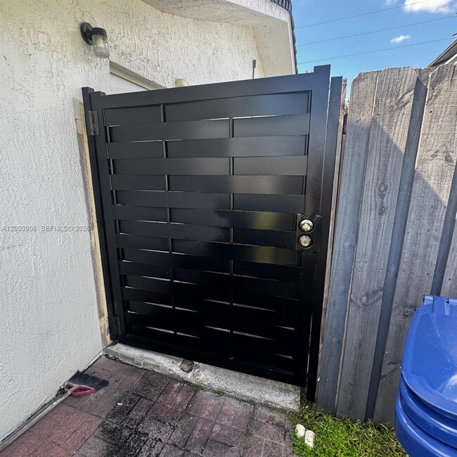 Building Photo - 15761 SW 42nd Terrace Unit 1