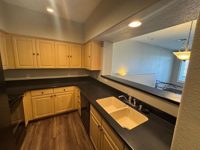 Photo - 2 Bedroom - 2 Bath - Garage - 940 Sq. Ft. Condo Tempe Town Lake Condos