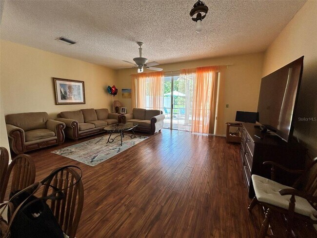 Photo - 245 Hemingway Dr