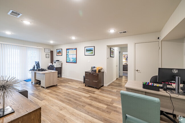 2BR, 2BA - 1110SF - Two Bedroom Luxury - Living Room
