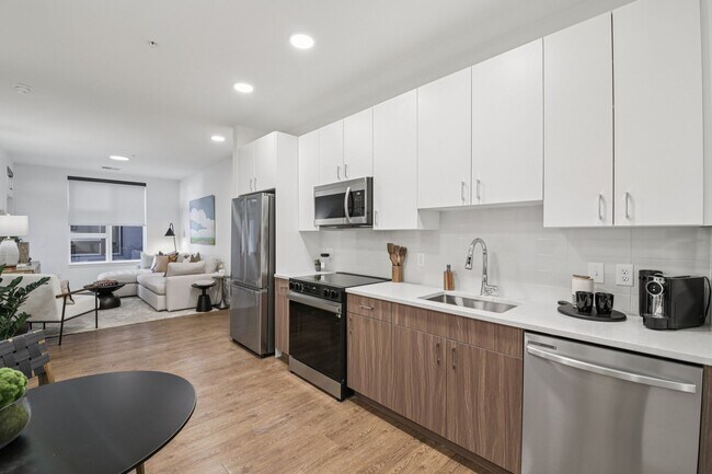 Photo - akin Tennyson