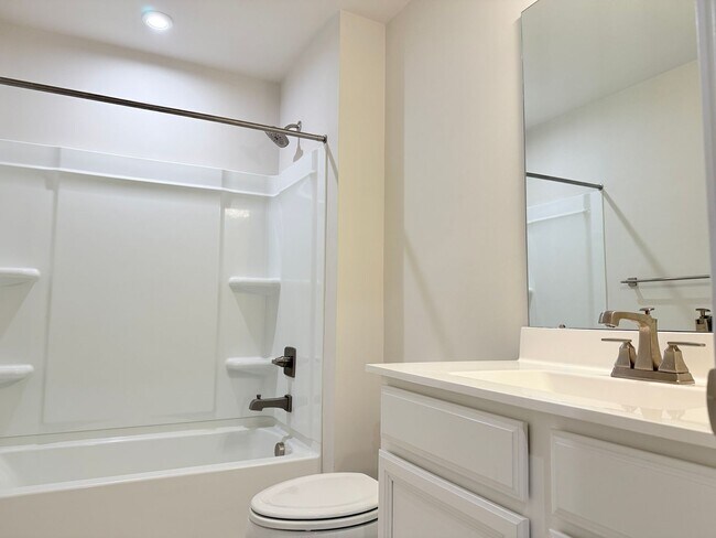 Photo - Charming 3 Bed Home in Milford Ponds with ...