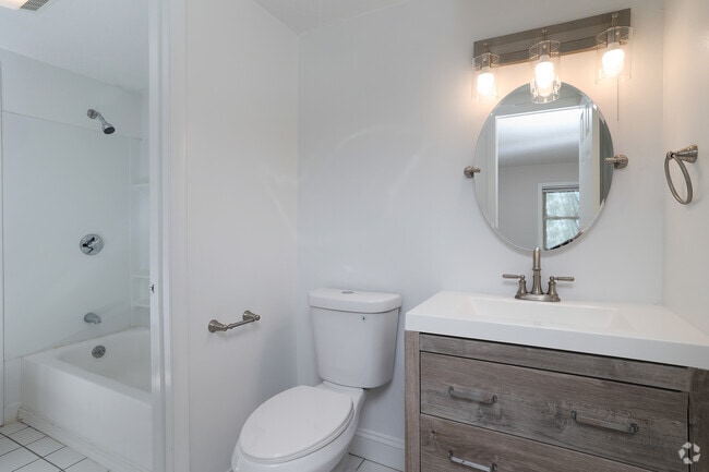 2BR, 1.5BA - 1,000SF - Bath