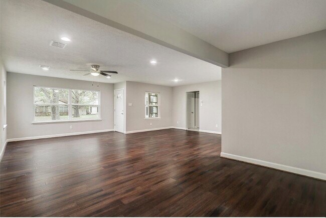 Photo - 4627 Maple St