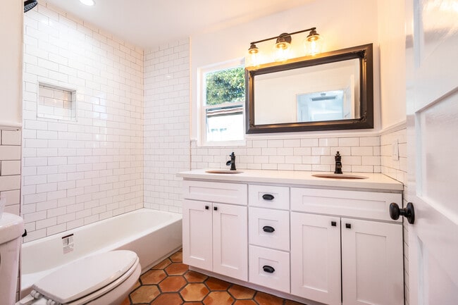 Photo - 3949 Langford St