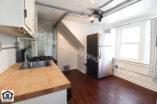 Photo - 927 1/2 Nuttman Ave