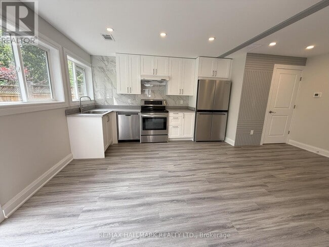 Photo - 382 Burnhamthorpe Rd