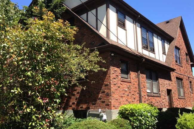 Building Photo - IVY HOUSE Unit A