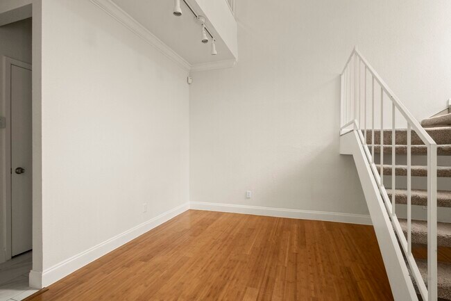 Building Photo - 1115 Augusta Dr Unit 6