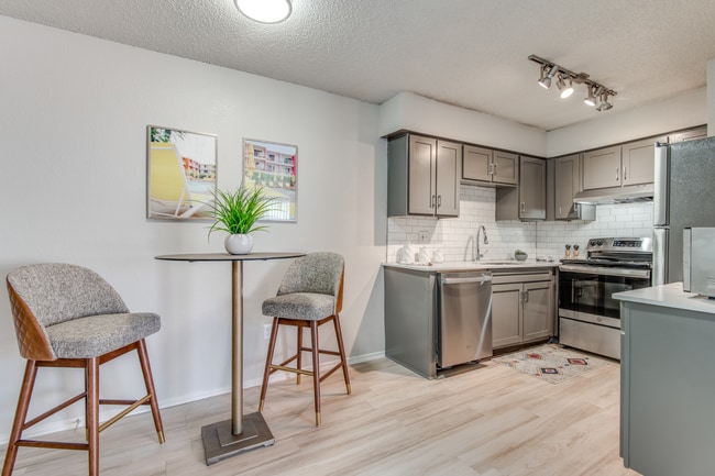 Photo - 8500 Harwood