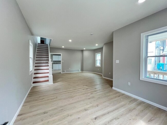 Building Photo - 21 S Spray Ave