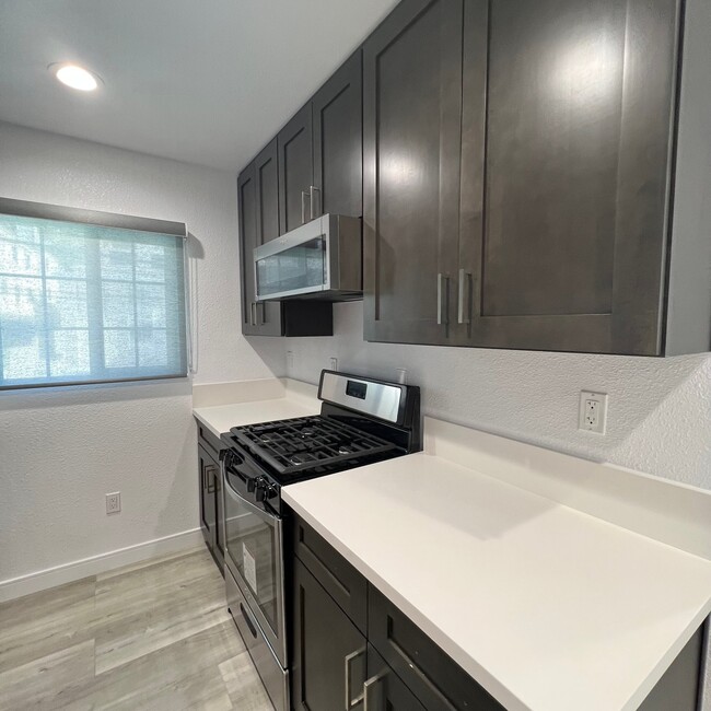 900 W College St Unit 5