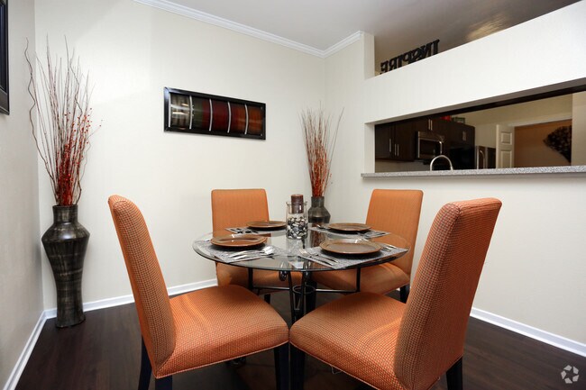 2BR, 2BA - 1033 SF
