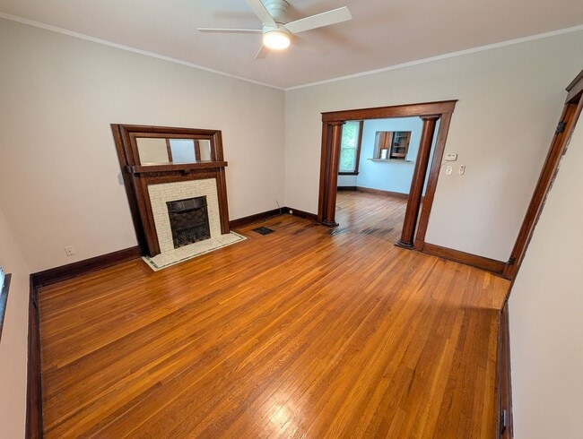 Building Photo - 3111 Linwood Ave Unit 1