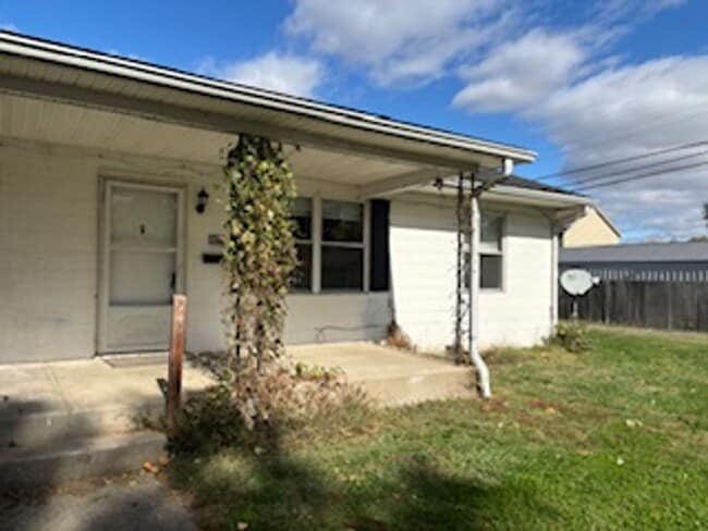 Building Photo - 3 bedroom, 1 bathroom Triplex: Martinsville