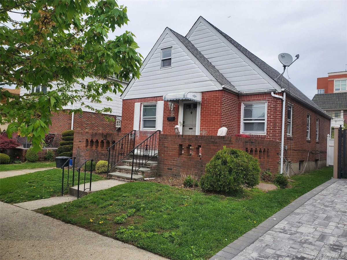 Photo - 57-35 Parsons Blvd