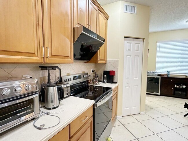 Photo - 5152 Woodfield Way