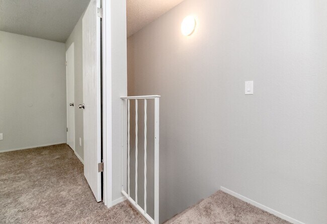 Photo - Olympia Townhouses - 211 Pattison