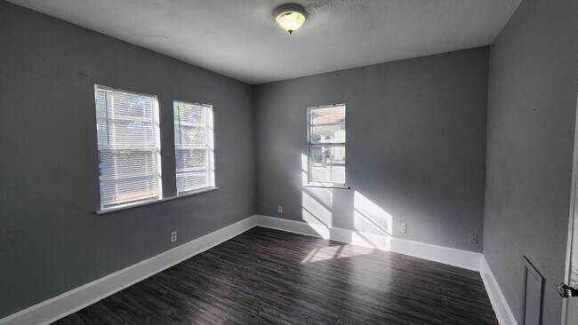 Photo - 2711 14th Ave N