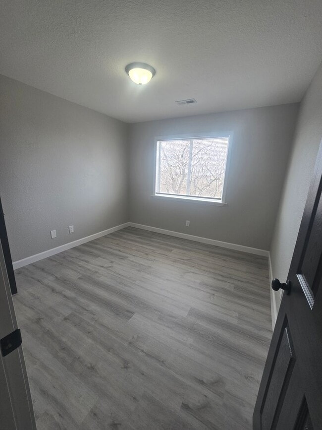 Photo - 2 Bedroom , 1 Bathroom Apartment! Unidad 35 Osage Ridge Rd #7