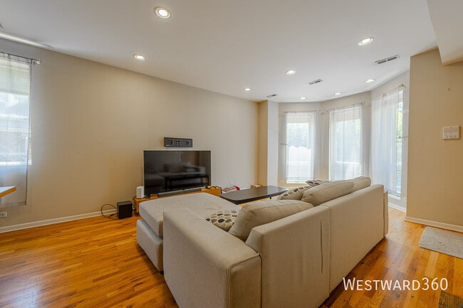Photo - 1114 W Hubbard St Unit 2F