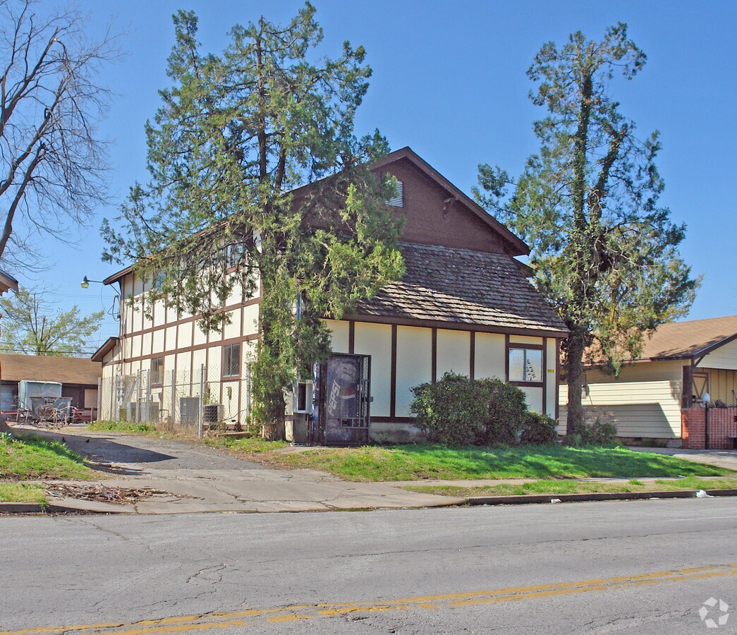 Photo - 2512 E 6th St Apartments