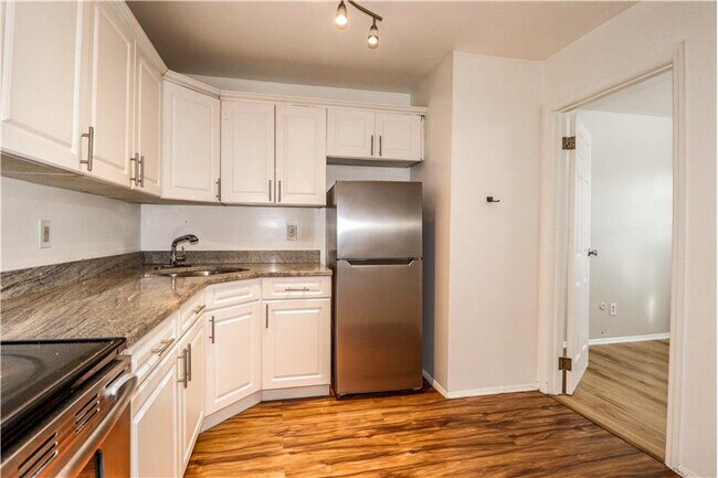 Photo - 18 College Dr