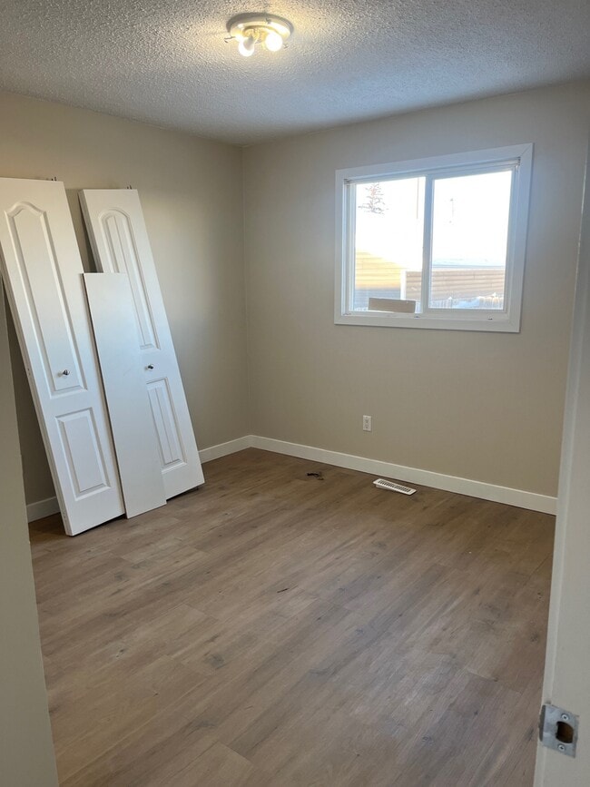 Photo - 4111-4149 49 Ave