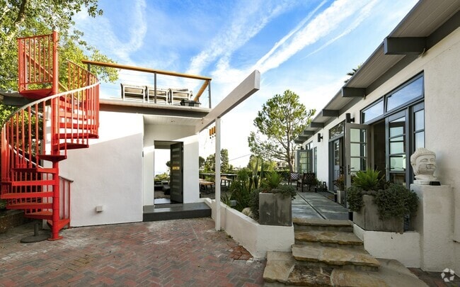 Building Photo - 7107 Pacific View Dr Rental