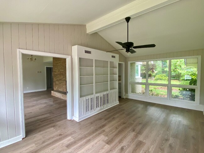 Photo - 610 Howell St