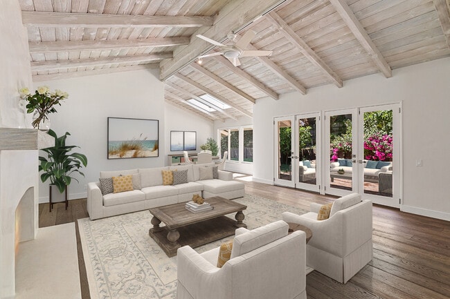 3933 Mandeville Canyon Rd