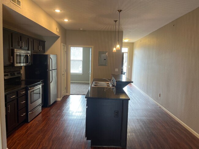 Photo - 2 Bedroom, 2 Bath Modern, Open Floor Plan Unidad Walnut B103