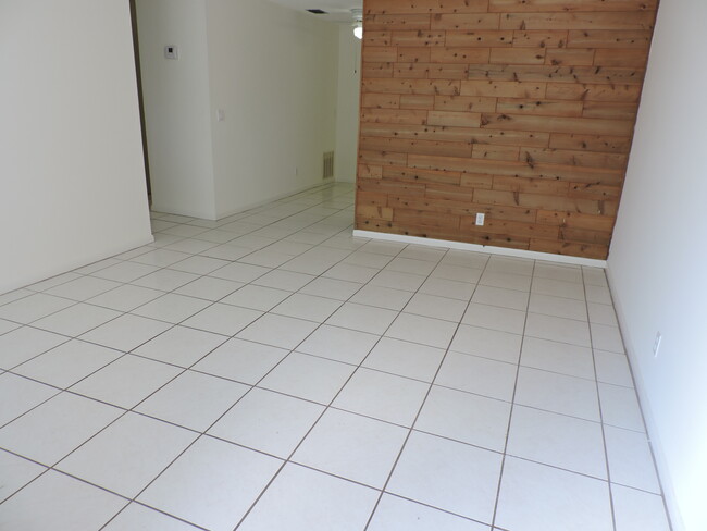 sala de estar con suelo de baldosas - 9046 SE Parkway Dr