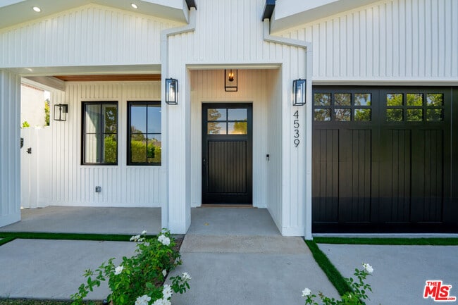 Photo - 4539 Longridge Ave